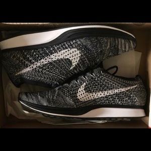 Nike Flyknit Racer Oreo 2